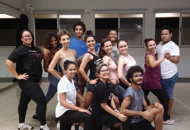 Tamara Herrera (terceira da esquerda para a direita, em pé) e Lila Acuña (quarta da esquerda para a direita, em pé), com colegas do curso de Licenciatura em Dança do IFG. Foto: Facebook de Lila Acuña Tamara Herrera (terceira da esquerda para a direita, em pé) e Lila Acuña (quarta da esquerda para a direita, em pé), com colegas do curso de Licenciatura em Dança do IFG. Foto: Facebook de Lila Acuña